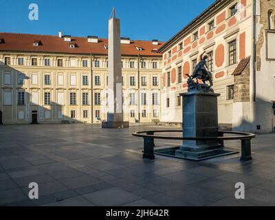 Enge Gassen, Treppen und wunderschöne Paläste in der Prager Burg. Ein einzigartiger Anblick ohne eine Menge Touristen an einem wunderschönen Frühlingsmorgen. Prager Burg Stockfoto