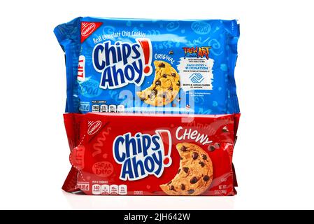 IRVINE, KALIFORNIEN - 15 JUL 2022: Eine Tasche mit Original-Chips Ahoy Cookies und eine Tasche mit Chewy Chips Ahoy. Stockfoto