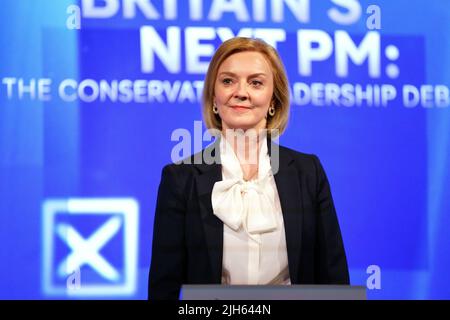 Der konservative Parteianwärter Liz Truss in den Here East Studios in Stratford, Ost-London, vor der Live-Fernsehdebatte für die Kandidaten für die Führung der Konservativen Partei, die von Channel 4 veranstaltet wurde. Bilddatum: Freitag, 15. Juli 2022. Stockfoto