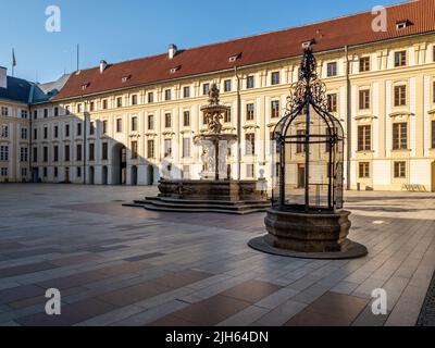 Enge Gassen, Treppen und wunderschöne Paläste in der Prager Burg. Ein einzigartiger Anblick ohne eine Menge Touristen an einem wunderschönen Frühlingsmorgen. Prager Burg Stockfoto