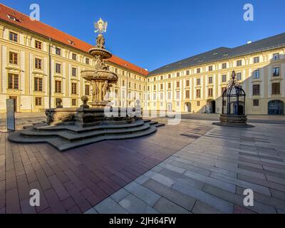 Enge Gassen, Treppen und wunderschöne Paläste in der Prager Burg. Ein einzigartiger Anblick ohne eine Menge Touristen an einem wunderschönen Frühlingsmorgen. Prager Burg Stockfoto