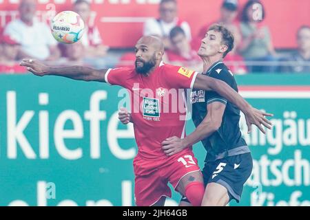 Kaiserslautern, Deutschland. 15.. Juli 2022. Fußball: 2. Bundesliga, 1. FC Kaiserslautern - Hannover 96, Matchday 1, Fritz-Walter-Stadion. Kaiserslauterns Terrence Boyd (l.) und Hannovers Phil Neumann kämpfen um den Ball. Quelle: Uwe Anspach/dpa - WICHTIGER HINWEIS: Gemäß den Anforderungen der DFL Deutsche Fußball Liga und des DFB Deutscher Fußball-Bund ist es untersagt, im Stadion und/oder vom Spiel aufgenommene Fotos in Form von Sequenzbildern und/oder videoähnlichen Fotoserien zu verwenden oder zu verwenden./dpa/Alamy Live News Stockfoto