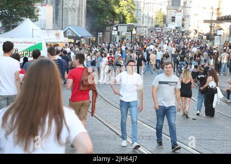 Gent, Belgien. 15.. Juli 2022. Am Eröffnungstag des Stadtfestes „Gentse Feesten“ 179. in Gent, Freitag, den 15. Juli 2022, sind Menschen dabei. Die diesjährige Ausgabe findet vom 15. Bis 24. Juli statt. BELGA FOTO NICOLAS MAETERLINCK Kredit: Belga Nachrichtenagentur/Alamy Live News Stockfoto