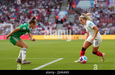 Rebecca McKenna (links) aus Nordirland und Lauren Hemp aus England beim UEFA Women's Euro 2022 Group A-Spiel im St. Mary's Stadium in Southampton in Aktion. Bilddatum: Freitag, 15. Juli 2022. Stockfoto