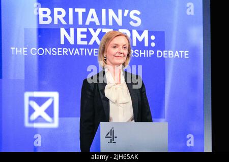 London, Großbritannien. 15.. Juli 2022. Liz Truss. Alle fünf Kandidaten für die Führung der Konservativen Partei, (von links nach rechts) Kemi Badenoch, Penny Mordaunt, Rishi Sunak, Liz Truss und Tom Tugendhat sowie Kandidaten für den nächsten Premierminister Großbritanniens, nehmen an einer Debatte und einem fragerunde Teil, die von Krishan Guru-Murthy von Channel 4 moderiert werden. Kredit: Imageplotter/Alamy Live Nachrichten Stockfoto
