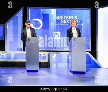 London, Großbritannien. 15.. Juli 2022. Rishi Sunak. Und Liz Truss. Alle fünf Kandidaten für die Führung der Konservativen Partei, (von links nach rechts) Kemi Badenoch, Penny Mordaunt, Rishi Sunak, Liz Truss und Tom Tugendhat sowie Kandidaten für den nächsten Premierminister Großbritanniens, nehmen an einer Debatte und einem fragerunde Teil, die von Krishan Guru-Murthy von Channel 4 moderiert werden. Kredit: Imageplotter/Alamy Live Nachrichten Stockfoto