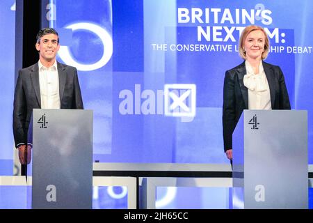 London, Großbritannien. 15.. Juli 2022. Alle fünf Kandidaten für die Führung der Konservativen Partei, (von links nach rechts) Kemi Badenoch, Penny Mordaunt, Rishi Sunak, Liz Truss und Tom Tugendhat sowie Kandidaten für den nächsten Premierminister Großbritanniens, nehmen an einer Debatte und einem fragerunde Teil, die von Krishan Guru-Murthy von Channel 4 moderiert werden. Kredit: Imageplotter/Alamy Live Nachrichten Stockfoto