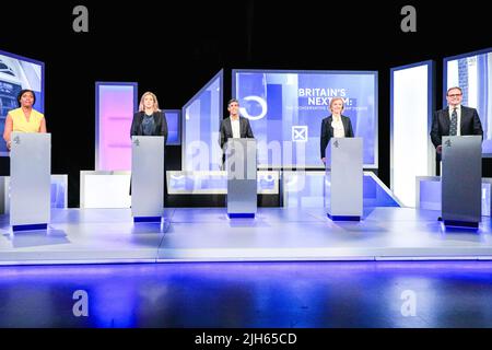London, Großbritannien. 15.. Juli 2022. Alle fünf Kandidaten für die Führung der Konservativen Partei, (von links nach rechts) Kemi Badenoch, Penny Mordaunt, Rishi Sunak, Liz Truss und Tom Tugendhat sowie Kandidaten für den nächsten Premierminister Großbritanniens, nehmen an einer Debatte und einem fragerunde Teil, die von Krishan Guru-Murthy von Channel 4 moderiert werden. Kredit: Imageplotter/Alamy Live Nachrichten Stockfoto