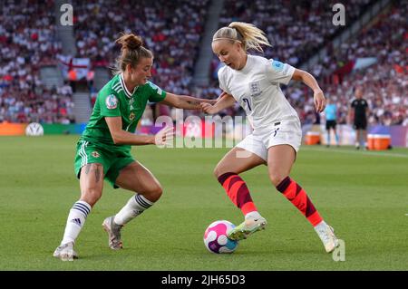 Die nordirische Rebecca McKenna (links) und die englische Beth Mead kämpfen während des UEFA Women's Euro 2022 Group A-Spiels im St. Mary's Stadium, Southampton, um den Ball. Bilddatum: Freitag, 15. Juli 2022. Stockfoto