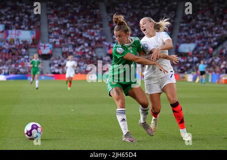 Die nordirische Rebecca McKenna (links) und die englische Beth Mead kämpfen während des UEFA Women's Euro 2022 Group A-Spiels im St. Mary's Stadium, Southampton, um den Ball. Bilddatum: Freitag, 15. Juli 2022. Stockfoto