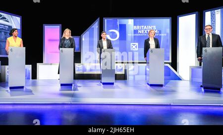 London, Großbritannien. 15.. Juli 2022. Alle fünf Kandidaten für die Führung der Konservativen Partei, (von links nach rechts) Kemi Badenoch, Penny Mordaunt, Rishi Sunak, Liz Truss und Tom Tugendhat sowie Kandidaten für den nächsten Premierminister Großbritanniens, nehmen an einer Debatte und einem fragerunde Teil, die von Krishan Guru-Murthy von Channel 4 moderiert werden. Kredit: Imageplotter/Alamy Live Nachrichten Stockfoto