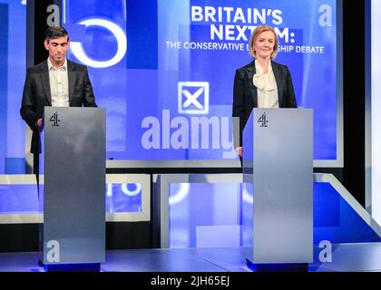 London, Großbritannien. 15.. Juli 2022. Rishi Sunak. Und Liz Truss. Alle fünf Kandidaten für die Führung der Konservativen Partei, (von links nach rechts) Kemi Badenoch, Penny Mordaunt, Rishi Sunak, Liz Truss und Tom Tugendhat sowie Kandidaten für den nächsten Premierminister Großbritanniens, nehmen an einer Debatte und einem fragerunde Teil, die von Krishan Guru-Murthy von Channel 4 moderiert werden. Kredit: Imageplotter/Alamy Live Nachrichten Stockfoto