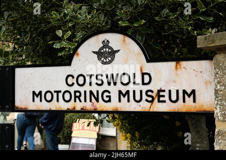 Verwittertes Schild für das Cotswold Motoring Museum mit dem Logo des Oldtimer-Automobilverbands Stockfoto