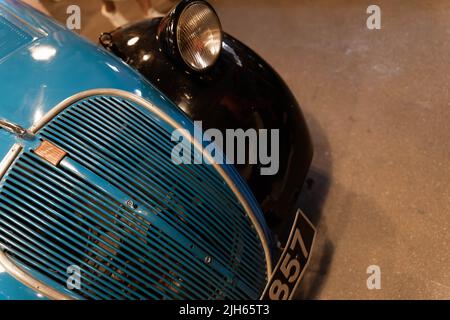 Nahaufnahme eines klassischen Oldtimers in Blau mit verchromtem Kühlergrill und Scheinwerfer Stockfoto