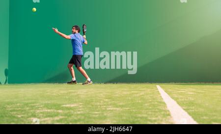 Beobachten Sie die Ausübung des Paddle-Sports auf dem Platz im Freien. Mann, der seinem Schüler Padel-Klasse unterrichtete. Professionelle Trainer, wie Paddel zu spielen. Lernen Sie eine Stockfoto