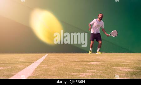 Beobachten Sie die Ausübung des Paddle-Sports auf dem Platz im Freien. Mann, der seinem Schüler Padel-Klasse unterrichtete. Professionelle Trainer, wie Paddel zu spielen. Lernen Sie eine Stockfoto