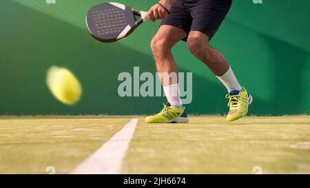 Beobachten Sie die Ausübung des Paddle-Sports auf dem Platz im Freien. Mann, der seinem Schüler Padel-Klasse unterrichtete. Professionelle Trainer, wie Paddel zu spielen. Lernen Sie eine Stockfoto