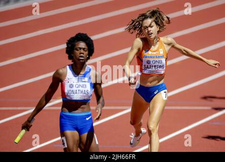 Oregon, USA. 15.. Juli 2022. EUGENE - Eveline Saalberg im Einsatz beim 4x400 m großen Mixed-Staffelfinale am ersten Tag der Leichtathletik-Weltmeisterschaften im Hayward Field-Stadion. ANP ROBIN VAN LONKHUIJSEN Credit: ANP/Alamy Live News Stockfoto