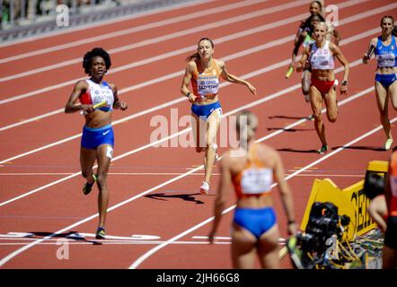 Oregon, USA. 15.. Juli 2022. EUGENE - Eveline Saalberg im Einsatz beim 4x400 m großen Mixed-Staffelfinale am ersten Tag der Leichtathletik-Weltmeisterschaften im Hayward Field-Stadion. ANP ROBIN VAN LONKHUIJSEN Credit: ANP/Alamy Live News Stockfoto