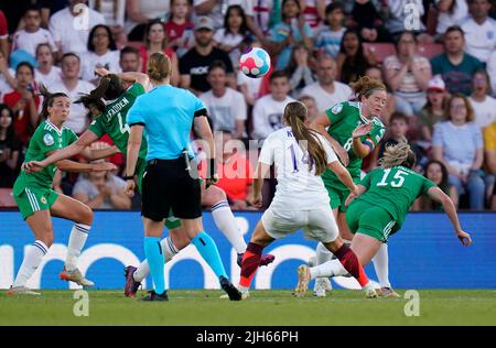 Die Engländerin Fran Kirby schießt beim UEFA Women's Euro 2022 Group A-Spiel im St. Mary's Stadium, Southampton, das erste Tor ihrer Mannschaft. Bilddatum: Freitag, 15. Juli 2022. Stockfoto