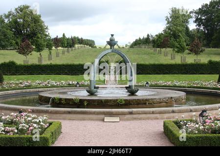 Dumfries House, Cumnock, Schottland, Großbritannien, mit kürzlich installiertem Brunnen an der Vorderseite des Hauses. Der Brunnen, der als Mahfouz-Brunnen bekannt ist. Eine Pest in der Nähe sagt: „Ermöglicht durch die Großzügigkeit von HE Mahfouz Marei Murbank bin Mahfouz. Der Brunnen wurde formell von S.R.H Prinz Charles, Herzog von Rothesay, geöffnet 21. Oktober 2014. Dumfries House ist ein palladianisches Landhaus in Ayrshire, Schottland. Es liegt in einem großen Anwesen, etwa zwei Meilen westlich von Cumnock. Der Brunnen soll im Zentrum eines Skandals um „Cash for Honours“ stehen, bei dem es um die Fürstenstiftung und eine Spende geht Stockfoto