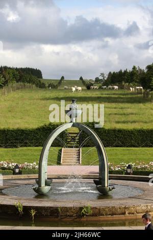 Dumfries House, Cumnock, Schottland, Großbritannien, mit kürzlich installiertem Brunnen an der Vorderseite des Hauses. Der Brunnen, der als Mahfouz-Brunnen bekannt ist. Eine Pest in der Nähe sagt: „Ermöglicht durch die Großzügigkeit von HE Mahfouz Marei Murbank bin Mahfouz. Der Brunnen wurde formell von S.R.H Prinz Charles, Herzog von Rothesay, geöffnet 21. Oktober 2014. Dumfries House ist ein palladianisches Landhaus in Ayrshire, Schottland. Es liegt in einem großen Anwesen, etwa zwei Meilen westlich von Cumnock. Der Brunnen soll im Zentrum eines Skandals um „Cash for Honours“ stehen, bei dem es um die Fürstenstiftung und eine Spende geht Stockfoto