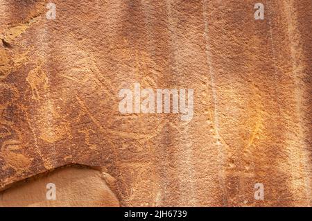 Petroglyphen oder Felszeichnungen von Indianern an einer Canyon-Wand in Freemont, National Park Capitol Reef Utah, USA Stockfoto