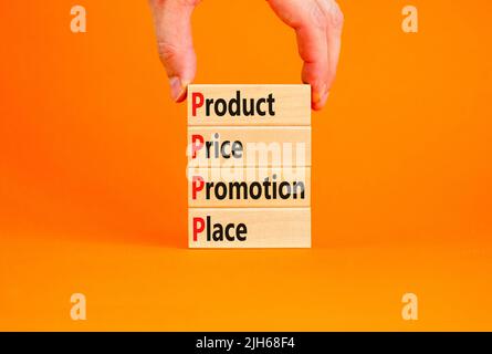 PPPP Produkt Preis Promotion Ort Symbol. Konzeptwörter PPPP Produktpreisförderung auf Holzblöcken auf schönem orangenen Hintergrund platzieren. Unternehmen Stockfoto