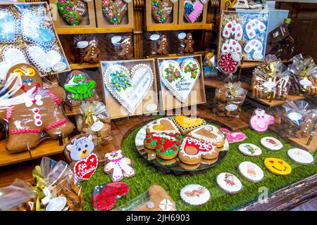 Ausstellung von traditionellen Lebkuchengebäck (pierniki toruńskie) in einem Schaufenster, Torun, Polen Stockfoto