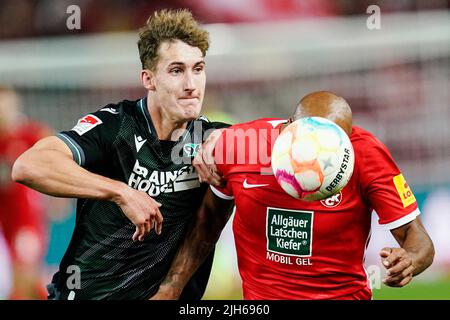 Kaiserslautern, Deutschland. 15.. Juli 2022. Fußball: 2. Bundesliga, 1. FC Kaiserslautern - Hannover 96, Matchday 1, Fritz-Walter-Stadion. Der Hannoveraner Phil Neumann (l.) und der Kaiserslauterer Terrence Boyd kämpfen um den Ball. Quelle: Uwe Anspach/dpa - WICHTIGER HINWEIS: Gemäß den Anforderungen der DFL Deutsche Fußball Liga und des DFB Deutscher Fußball-Bund ist es untersagt, im Stadion und/oder vom Spiel aufgenommene Fotos in Form von Sequenzbildern und/oder videoähnlichen Fotoserien zu verwenden oder zu verwenden./dpa/Alamy Live News Stockfoto