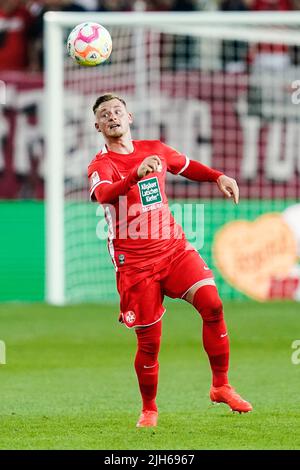 Kaiserslautern, Deutschland. 15.. Juli 2022. Fußball: 2. Bundesliga, 1. FC Kaiserslautern - Hannover 96, Matchday 1, Fritz-Walter-Stadion. Kaiserslauterns Marlon Ritter spielt den Ball. Quelle: Uwe Anspach/dpa - WICHTIGER HINWEIS: Gemäß den Anforderungen der DFL Deutsche Fußball Liga und des DFB Deutscher Fußball-Bund ist es untersagt, im Stadion und/oder vom Spiel aufgenommene Fotos in Form von Sequenzbildern und/oder videoähnlichen Fotoserien zu verwenden oder zu verwenden./dpa/Alamy Live News Stockfoto