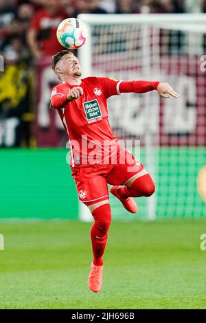 Kaiserslautern, Deutschland. 15.. Juli 2022. Fußball: 2. Bundesliga, 1. FC Kaiserslautern - Hannover 96, Matchday 1, Fritz-Walter-Stadion. Kaiserslauterns Marlon Ritter spielt den Ball. Quelle: Uwe Anspach/dpa - WICHTIGER HINWEIS: Gemäß den Anforderungen der DFL Deutsche Fußball Liga und des DFB Deutscher Fußball-Bund ist es untersagt, im Stadion und/oder vom Spiel aufgenommene Fotos in Form von Sequenzbildern und/oder videoähnlichen Fotoserien zu verwenden oder zu verwenden./dpa/Alamy Live News Stockfoto