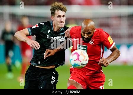 Kaiserslautern, Deutschland. 15.. Juli 2022. Fußball: 2. Bundesliga, 1. FC Kaiserslautern - Hannover 96, Matchday 1, Fritz-Walter-Stadion. Der Hannoveraner Phil Neumann (l.) und der Kaiserslauterer Terrence Boyd kämpfen um den Ball. Quelle: Uwe Anspach/dpa - WICHTIGER HINWEIS: Gemäß den Anforderungen der DFL Deutsche Fußball Liga und des DFB Deutscher Fußball-Bund ist es untersagt, im Stadion und/oder vom Spiel aufgenommene Fotos in Form von Sequenzbildern und/oder videoähnlichen Fotoserien zu verwenden oder zu verwenden./dpa/Alamy Live News Stockfoto