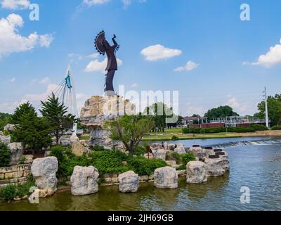 Kansas, 1 2022. JULI - Sonnenansicht der indischen Hauptstatue in Wichita Stockfoto