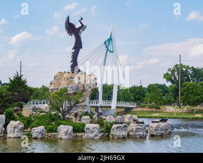 Kansas, 1 2022. JULI - Sonnenansicht der indischen Hauptstatue in Wichita Stockfoto