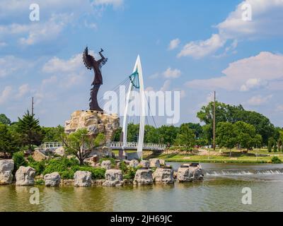 Kansas, 1 2022. JULI - Sonnenansicht der indischen Hauptstatue in Wichita Stockfoto