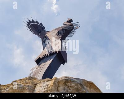 Kansas, 1 2022. JULI - Sonnenansicht der indischen Hauptstatue in Wichita Stockfoto