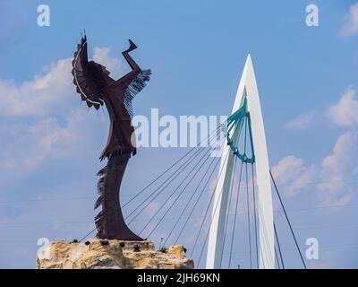 Kansas, 1 2022. JULI - Sonnenansicht der indischen Hauptstatue in Wichita Stockfoto