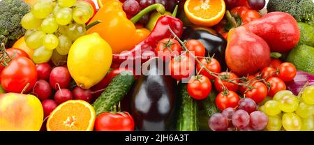 Viel frische und reife Beeren, Obst, Gemüse. Hintergrund Stockfoto