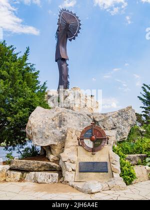 Kansas, 1 2022. JULI - Sonnenansicht der indischen Hauptstatue in Wichita Stockfoto