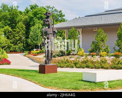 Kansas, JUL 1 2022 - sonnige Sicht auf die Landschaft in Botanica, die Wichita Gardens Stockfoto