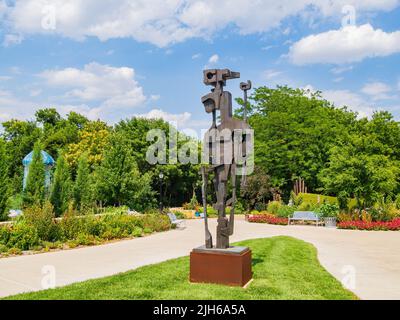 Kansas, JUL 1 2022 - sonnige Sicht auf die Landschaft in Botanica, die Wichita Gardens Stockfoto