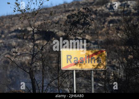 Die verbrannte Deponie ist nach dem Brand, der vor zwei Tagen im Dorf Raslina in der Nähe von Vride, Kroatien, am 14. Juli 2022 ausbrach, zu sehen. Am Mittwoch, dem 13. Juli 2022, brachen in Dalmatien drei Brände aus - zwei in der Gespanschaft Sibenik-Knin und eines in der Gespanschaft Zadar. Viele Einheimische wurden evakuiert und über 300 Feuerwehrmänner und 50 Armeeangriffe setzen mit Unterstützung von drei Canadair-Löschflugzeugen und zwei Lufttraktoren ein Waldfeuer. Die Situation ist heute ruhiger und das Feuer breitet sich nicht mehr außer Kontrolle aus. Kredit: Pixsell Foto & Video Agentur/Alamy Live Nachrichten Stockfoto