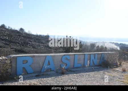 Die verbrannte Deponie ist nach dem Brand, der vor zwei Tagen im Dorf Raslina in der Nähe von Vride, Kroatien, am 14. Juli 2022 ausbrach, zu sehen. Am Mittwoch, dem 13. Juli 2022, brachen in Dalmatien drei Brände aus - zwei in der Gespanschaft Sibenik-Knin und eines in der Gespanschaft Zadar. Viele Einheimische wurden evakuiert und über 300 Feuerwehrmänner und 50 Armeeangriffe setzen mit Unterstützung von drei Canadair-Löschflugzeugen und zwei Lufttraktoren ein Waldfeuer. Die Situation ist heute ruhiger und das Feuer breitet sich nicht mehr außer Kontrolle aus. Kredit: Pixsell Foto & Video Agentur/Alamy Live Nachrichten Stockfoto