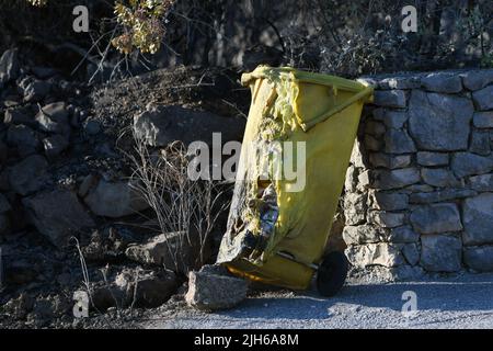 Die verbrannte Deponie ist nach dem Brand, der vor zwei Tagen im Dorf Raslina in der Nähe von Vride, Kroatien, am 14. Juli 2022 ausbrach, zu sehen. Am Mittwoch, dem 13. Juli 2022, brachen in Dalmatien drei Brände aus - zwei in der Gespanschaft Sibenik-Knin und eines in der Gespanschaft Zadar. Viele Einheimische wurden evakuiert und über 300 Feuerwehrmänner und 50 Armeeangriffe setzen mit Unterstützung von drei Canadair-Löschflugzeugen und zwei Lufttraktoren ein Waldfeuer. Die Situation ist heute ruhiger und das Feuer breitet sich nicht mehr außer Kontrolle aus. Kredit: Pixsell Foto & Video Agentur/Alamy Live Nachrichten Stockfoto