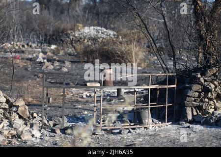 Die verbrannte Deponie ist nach dem Brand, der vor zwei Tagen im Dorf Raslina in der Nähe von Vride, Kroatien, am 14. Juli 2022 ausbrach, zu sehen. Am Mittwoch, dem 13. Juli 2022, brachen in Dalmatien drei Brände aus - zwei in der Gespanschaft Sibenik-Knin und eines in der Gespanschaft Zadar. Viele Einheimische wurden evakuiert und über 300 Feuerwehrmänner und 50 Armeeangriffe setzen mit Unterstützung von drei Canadair-Löschflugzeugen und zwei Lufttraktoren ein Waldfeuer. Die Situation ist heute ruhiger und das Feuer breitet sich nicht mehr außer Kontrolle aus. Kredit: Pixsell Foto & Video Agentur/Alamy Live Nachrichten Stockfoto