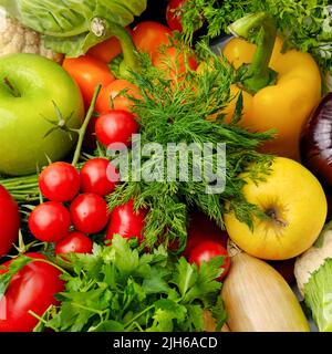 Von oben gesehen Gemüse und Obst aus den Gartenbeeten. Gesunder Hintergrund Stockfoto