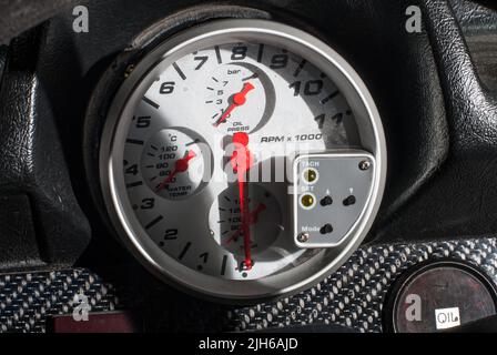 Lindesnes, Norwegen - dezember 25 2007: Kombiniertes Tachometer, Öldruck, Öltemperatur und Wassertemperaturinstrument im Auto. Stockfoto