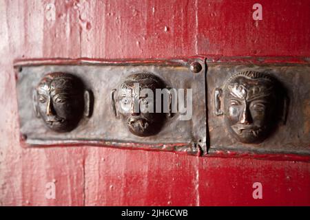 Metallornamente an einer Klostertür, Diskit Kloster oder Deskit Gompa, Hunder, Nubra Valley, Ladakh, Indien Stockfoto