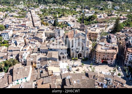 Luftaufnahme, Altstadt von Soller, mit Kirche St. Bartholomäus, römisch-katholische Pfarrkirche, Soller, Berge im Hintergrund, Serra de Tramuntana Stockfoto